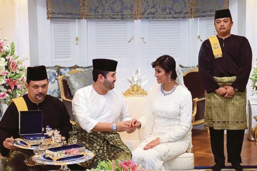 TUNKU Ismail dan Che Puan Khaleeda bergambar kenangan pada majlis pernikahan di Istana Bukit Serene, Johor Bahru.
