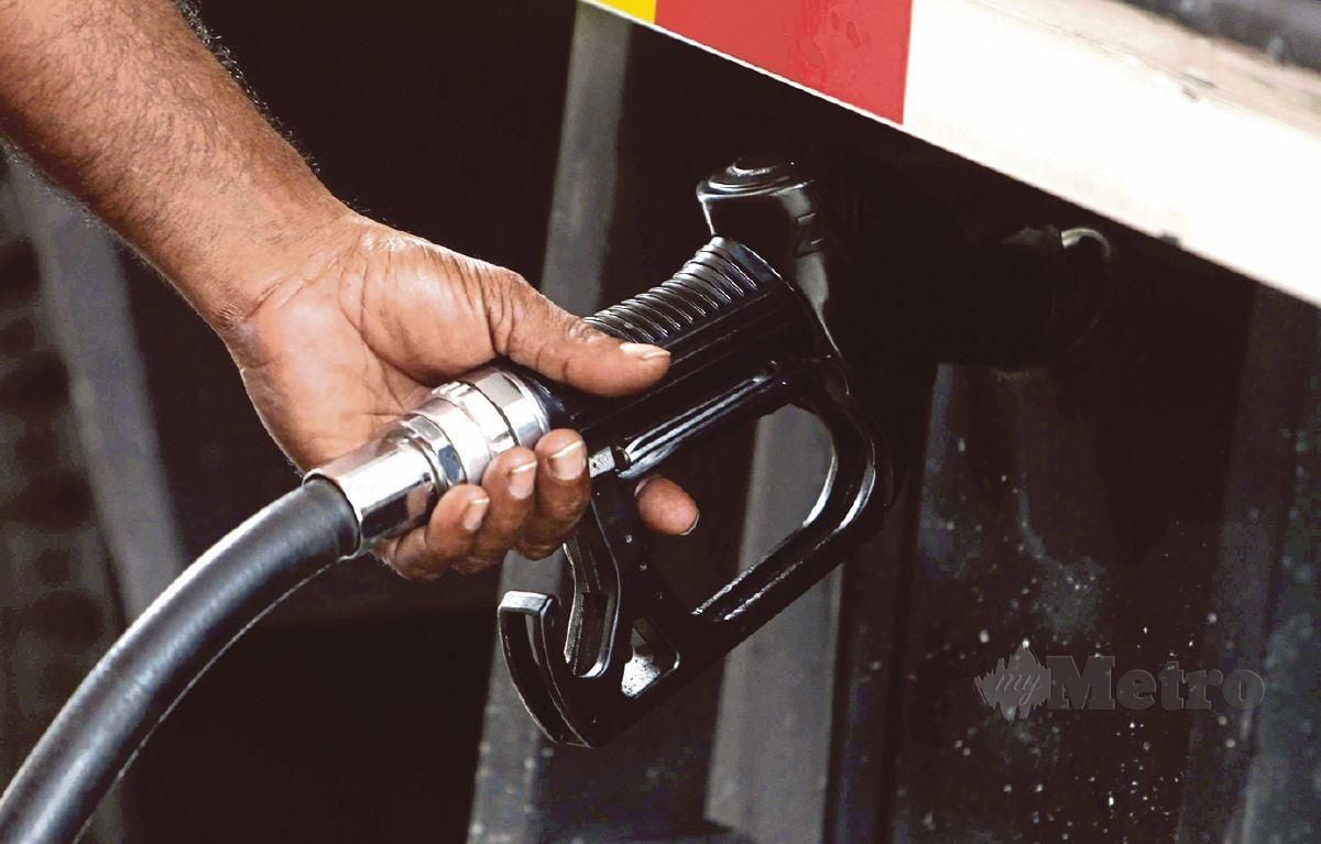 LANGKAH penyasaran subsidi bermula 10 Jun lalu menyaksikan jumlah jualan runcit diesel di stesen minyak menurun hampir lapan juta liter sehari atau 30 peratus untuk minggu pertama selepas pengumuman penetapan semula harga diesel berbanding minggu sebelum pengumuman.