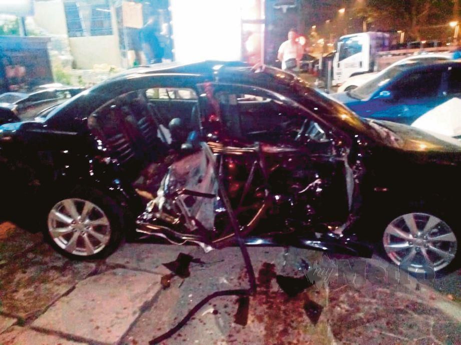 KEADAAN deretan kenderaan  di hadapan sebuah hotel yang dirempuh sebuah   Mitsubishi Lancer awal pagi, semalam.