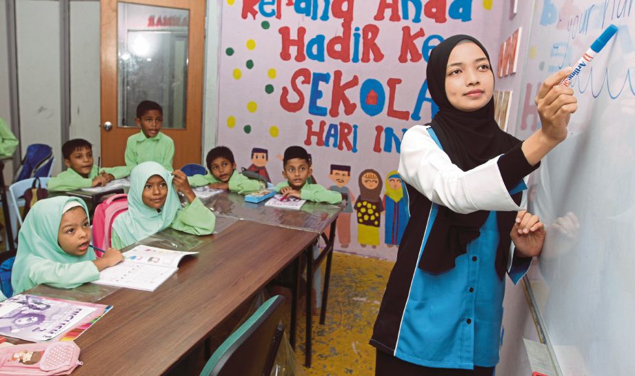 NOOR Shuhada mengajar murid tahun dua masyarakat Rohingya di REC.