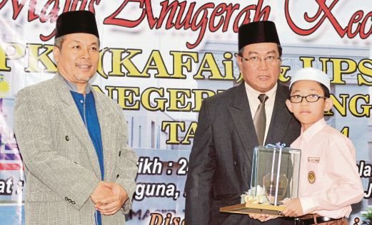  HARIS (tengah) menyampaikan Anugerah Murid Lelaki Cemerlang Peringkat Negeri Selangor kepada Muhammad Aliff Mahfuz Zulkarami. Hadir sama, Ketua Penolong Pengarah Bahagian Pendidikan Islam JAIS, Mohamad Amir Danuri. 