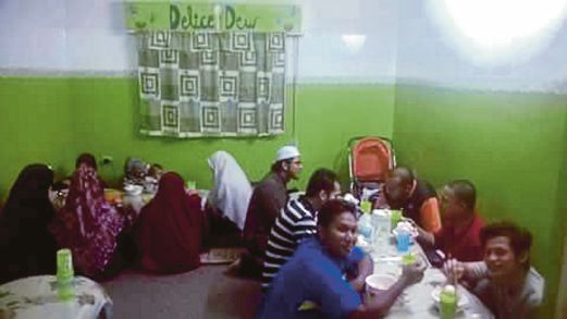  PELAJAR Malaysia makan beramai-ramai untuk berjimat.