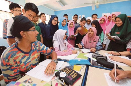 Mazmin bersama pelajar berbincang mengenai teknik pembelajaran KBAT di SMK Serendah, Rawang.