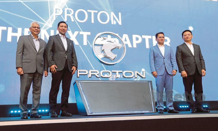 PENGERUSI DRB-HICOM, Datuk Mhd Zainal Shaari (dua dari kiri) bersama Syed Faisal Albar (dua dari kanan),  Dr Li  (kanan) dan Timbalan Ketua Pegawai Eksekutif Proton, Datuk Radzaif Mohamed pada pelancaran logo baharu Proton.