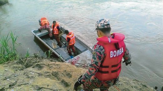 Anggota bomba melakukan operasi mencari dan menyelamat mangsa lemas sekitar Sungai Sungkai di Kampung Rahmat, Changkat Sulaiman.