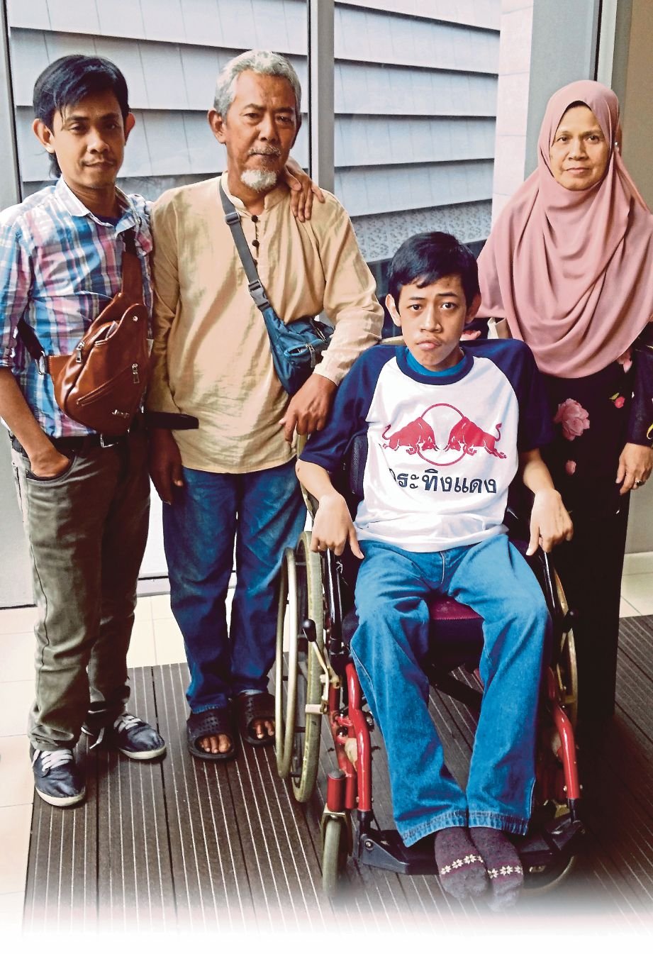 MOHD Nassrul (kiri) ditemani bapanya Supaat Abd Manan, ibu, Siti Rodiah Ramli dan adik lelaki, Muhamad Farihin Supaat di Karnival Kerjaya, Kemahiran dan Produk Inovasi OKU 2017. 