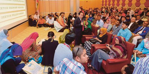 AHMAD memberi penerangan pada sesi dialog mengenai GST di Kuala Lumpur, semalam.