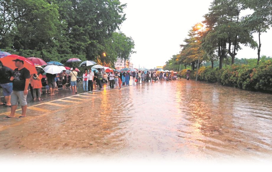 LALUAN bandar Segamat ke Yong Peng terputus hubungan apabila air Sungai Genuang melimpah di Jalan Genuang, Segamat.