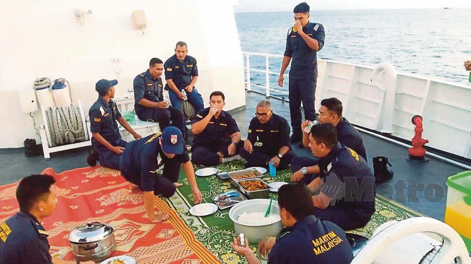 ANGGOTA APMM Kapal Maritim Marlin   berbuka puasa di tengah lautan bersama-sama rakan setugas ketika berada di perairan Perak.