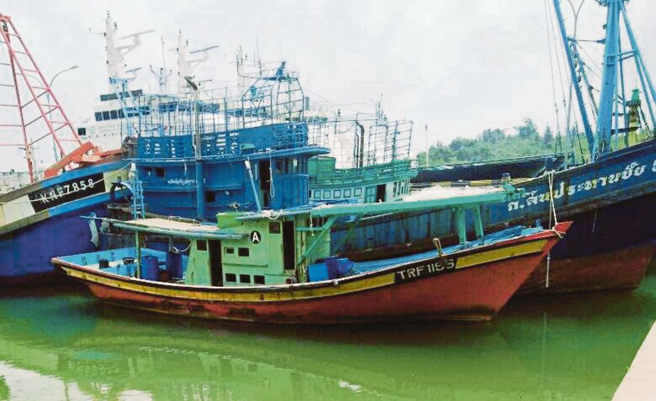 bot dinaiki tiga nelayan Malaysia yang ditahan pihak berkuasa Indonesia di Batam. 