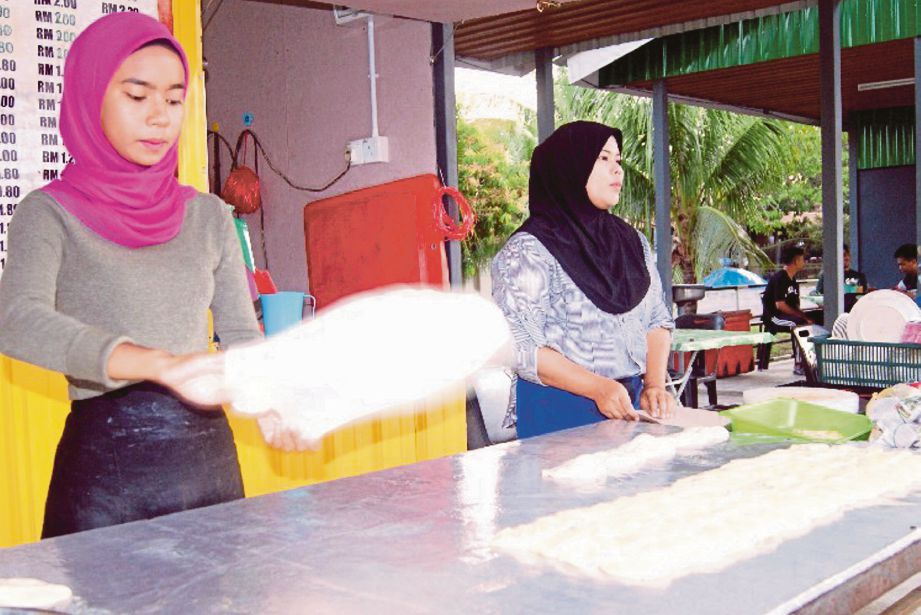 Nurhusmina Husna menunjukkan kemahiran menebar  roti canai  di gerai medan selera Taman Desa Bidara, Kuala Ketil. 