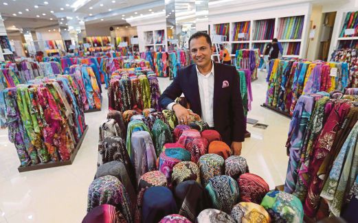 MOHAMED Faroz menunjukkan ruangan tekstil di Jakel Mall. 