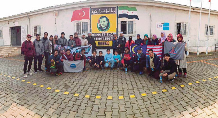 WAKIL pelajar USIM Darul Quran  ketika misi kemanusiaan Harapan Untuk Syria bersama Muslim Care. 