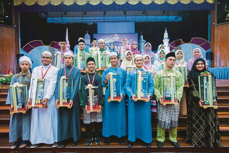PEMENANG bersama trofi dan sijil masing-masing pada Majlis Hafazan dan Tilawah al-Quran peringkat Wilayah Persekutuan. 