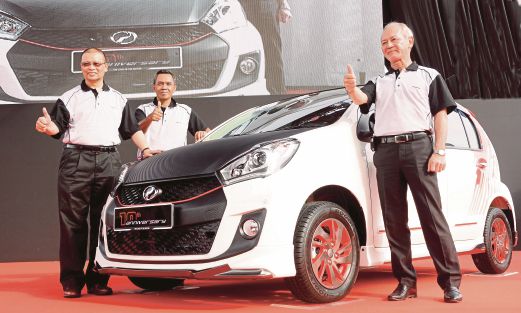 AMINAR Rashid (kiri) memperkenalkan Perodua Myvi edisi terhad. 