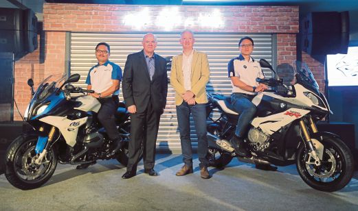 PENGARAH Urusan dan Ketua Pegawai Eksekutif Kumpulan BMW Malaysia, Alan Harris bersama Riley (dua dari kanan) pada pelancaran BMW S 1000 XR dan BMW R 1200 RS. 
