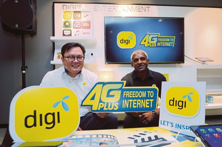 KESAVAN (kanan) dan Ketua Pegawai Pemasaran Digi, Loh Keh Jiat pada majlis pelancaran Digi 4G Plus, semalam.