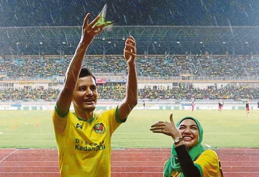 ALIFF Syukri (kiri) bersama isteri Datin Nur Shahida Mohd Rashid melepaskan burung serindit sebagai simbolik memberi semangat kepada pasukan Kedah.