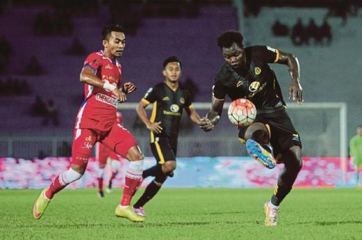 PEMAIN Kelantan Khairul Izuan Rosli dihalang pemain pertahanan Terengganu Vincent Bikana (kanan) pada perlawanan  Liga Super, kelmarin.