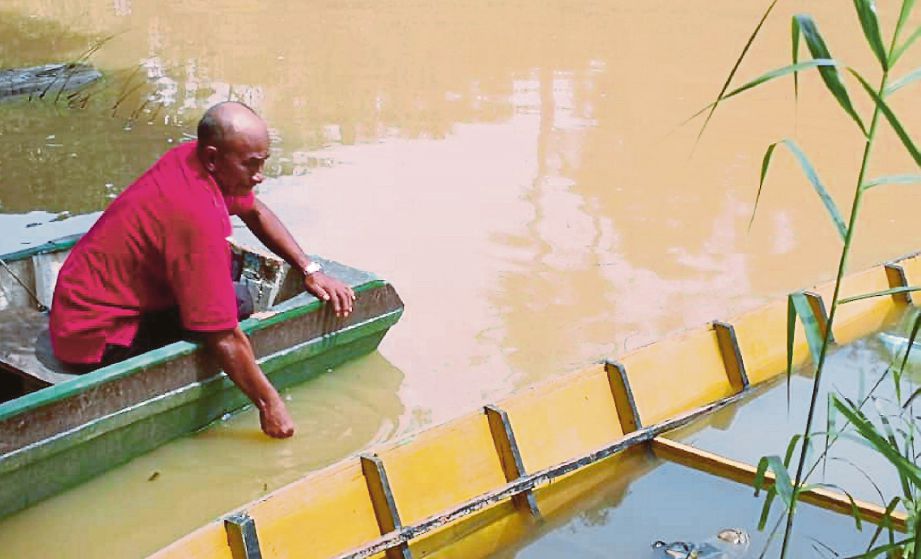 NOOH Emam menunjukkan Sungai Segaliud yang menjadi punca pendapatan 60 nelayan di Kampung Segaliud terjejas dipercayai akibat sisa toksik yang dilepaskan kilang kelapa sawit. 