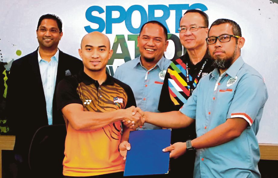 PEGAWAI Eksekutif Sekretariat Jawatankuasa Pengelola Malaysia (MASOC) KL2017, Datuk Seri Zolkples Embong (dua kanan) menyaksikan pertukaran memorandum antara Azizulhasni (dua kiri) dengan Pengasas Sports Ration Powerfood, Jazrul Fuad.