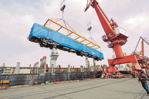ENAM gerabak kereta api baru yang ditarik ke dalam kapal di Pelabuhan Shanghai pada 5 Disember lalu dijangka sampai ke Pelabuhan Klang, Sabtu ini. 