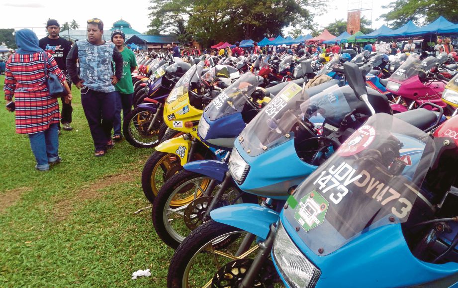  DERETAN motosikal retro mengambil bahagian pada program Gadek Retro Bike Week.