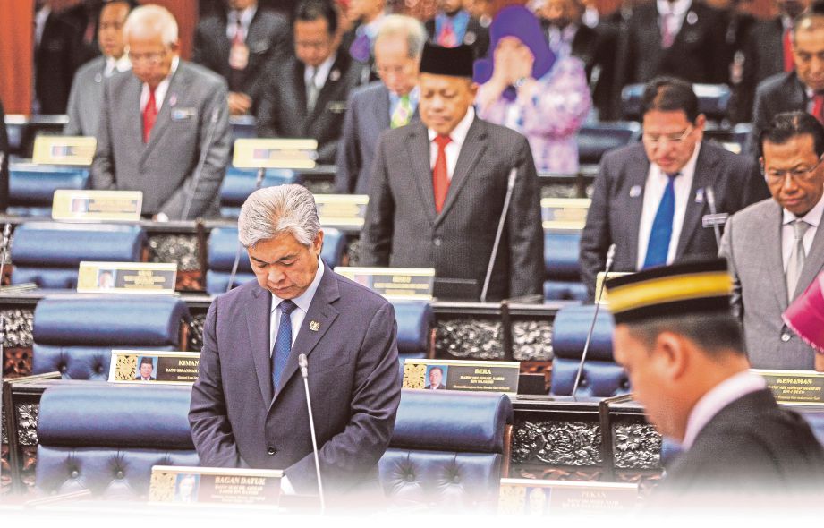 Dr Ahmad Zahid bersama barisan anggota Parlimen lain bertafakur atas kemangkatan Sultan Kedah Sultan Abdul Halim Mu'adzam Shah, ketika persidangan Dewan Rakyat, semalam.