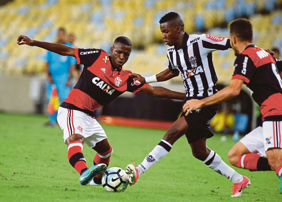 JUNIOR (kiri) akan kekal di Flamengo hingga Julai 2019.