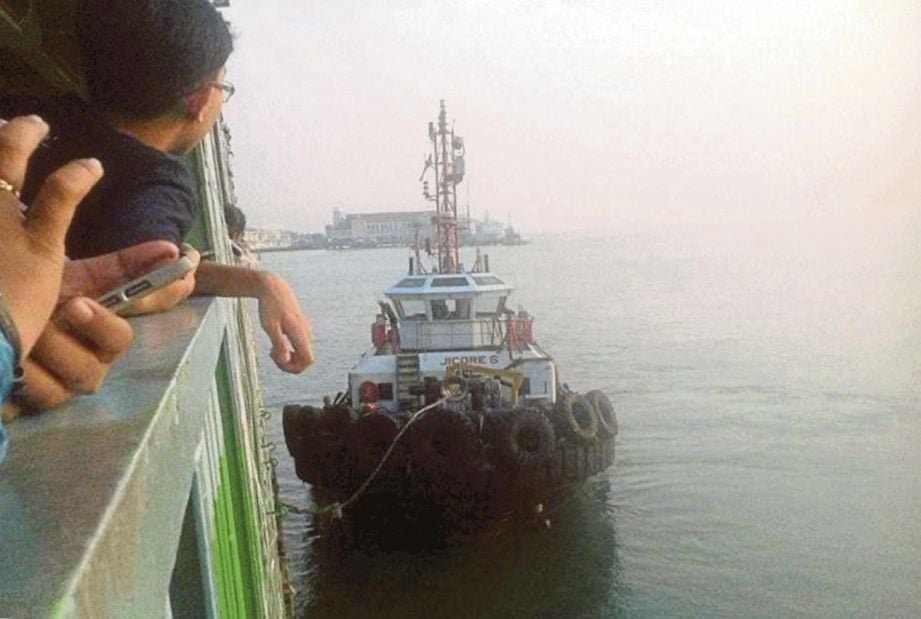 BOT penunda digunakan untuk menunda feri Pulau Pinang yang membawa penumpang selepas mengalami kerosakan.