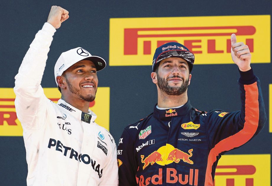 RICCIARDO (kanan) dan Hamilton ketika meraikan kejayaan di Catalunya, minggu lalu.
