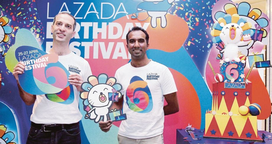 Lejeune (kiri) bersama Ketua Pegawai Pemasaran Lazada Malaysia Andrew Gnananantham melancarkan ulang tahun perayaan Lazada ke-6, semalam.
