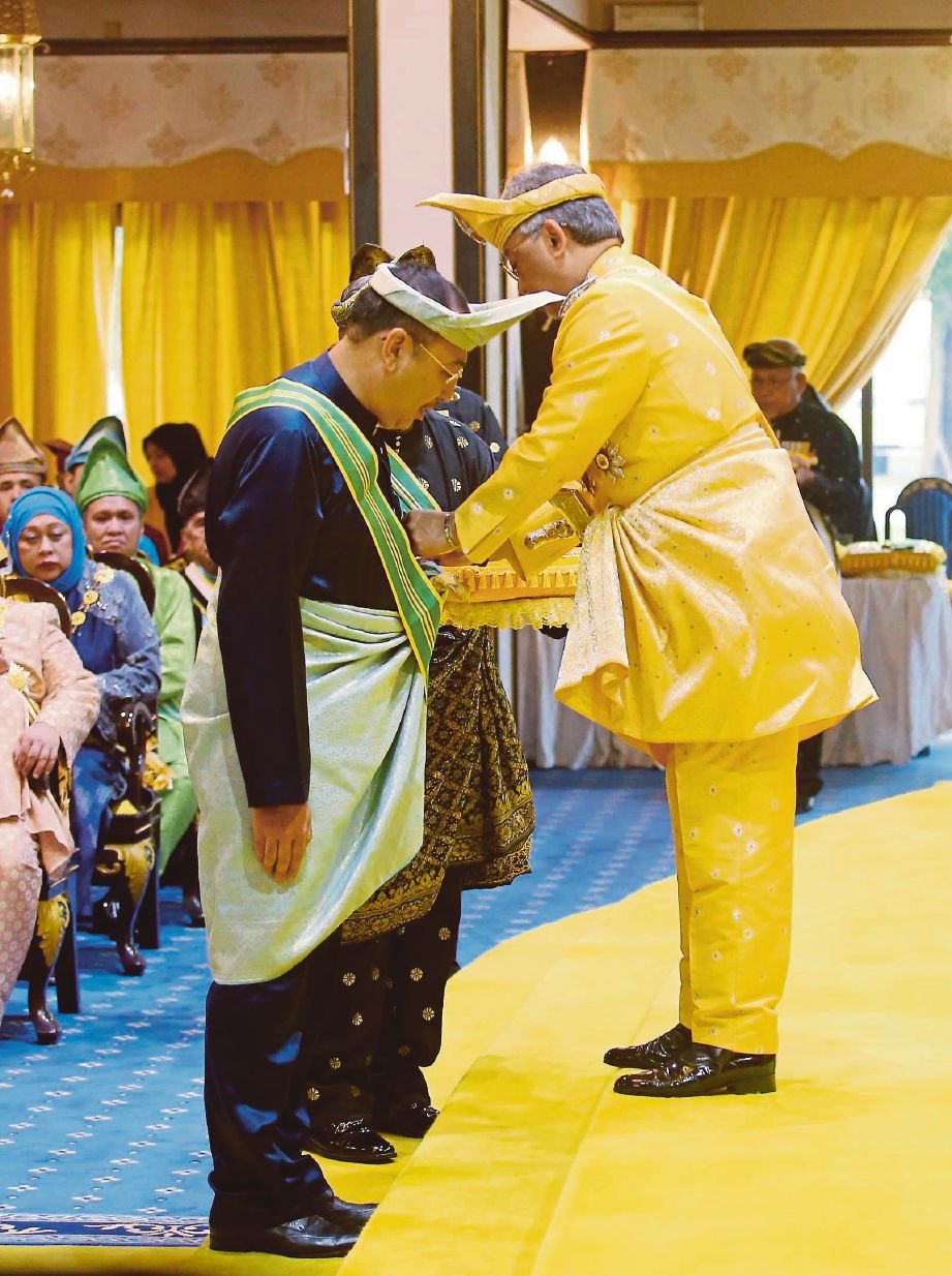 100 Bergelar Datuk Seri Datuk