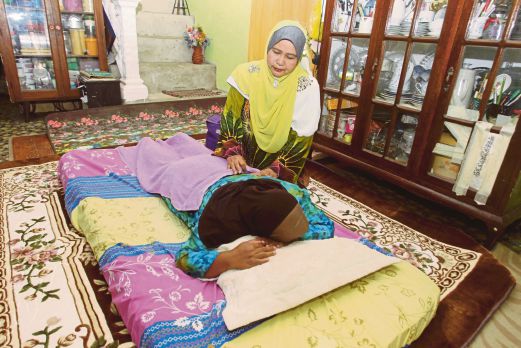 MAZINI  menawarkan perkhidmatan mengurut wanita dengan bayaran RM70 selain menjual produk berkaitan wanita bersalin.