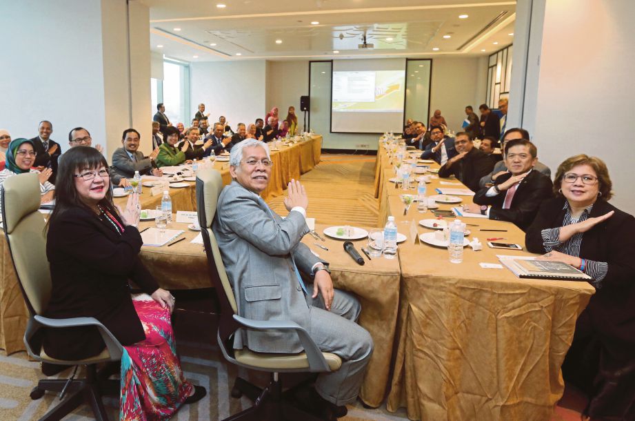 Idris (tengah) mempengerusikan mesyuarat Majlis Keusahawanan Pendidikan Tinggi Nasional  di Putrajaya. 