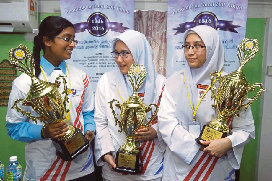  DARI kiri, Solimiya, Sherina  dan Ainul yang menjadi juara pada Majlis Pertandingan Terbuka Bahasa Tamil 1Malaysia Peringkat Wilayah Persekutuan di Sekolah Menengah Sains Selangor, Tasik Permaisuri. 