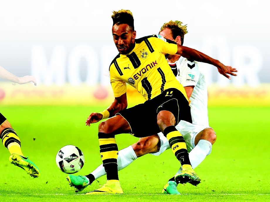 AUBAMEYANG (kiri)  jaring gol pembukaan Dortmund.