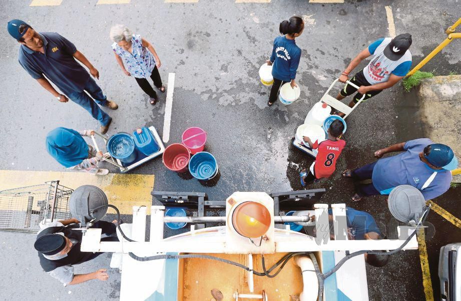  PENDUDUK menunggu giliran mengisi air dari lori tangki Syabas akibat gangguan bekalan air sehingga 86 jam sekitar Lembah Klang.