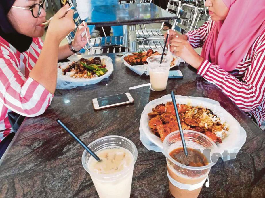 RESTORAN Khulafa Seksyen 7, Shah Alam menggunakan plastik untuk alas pinggan makan serta cawan pakai buang.