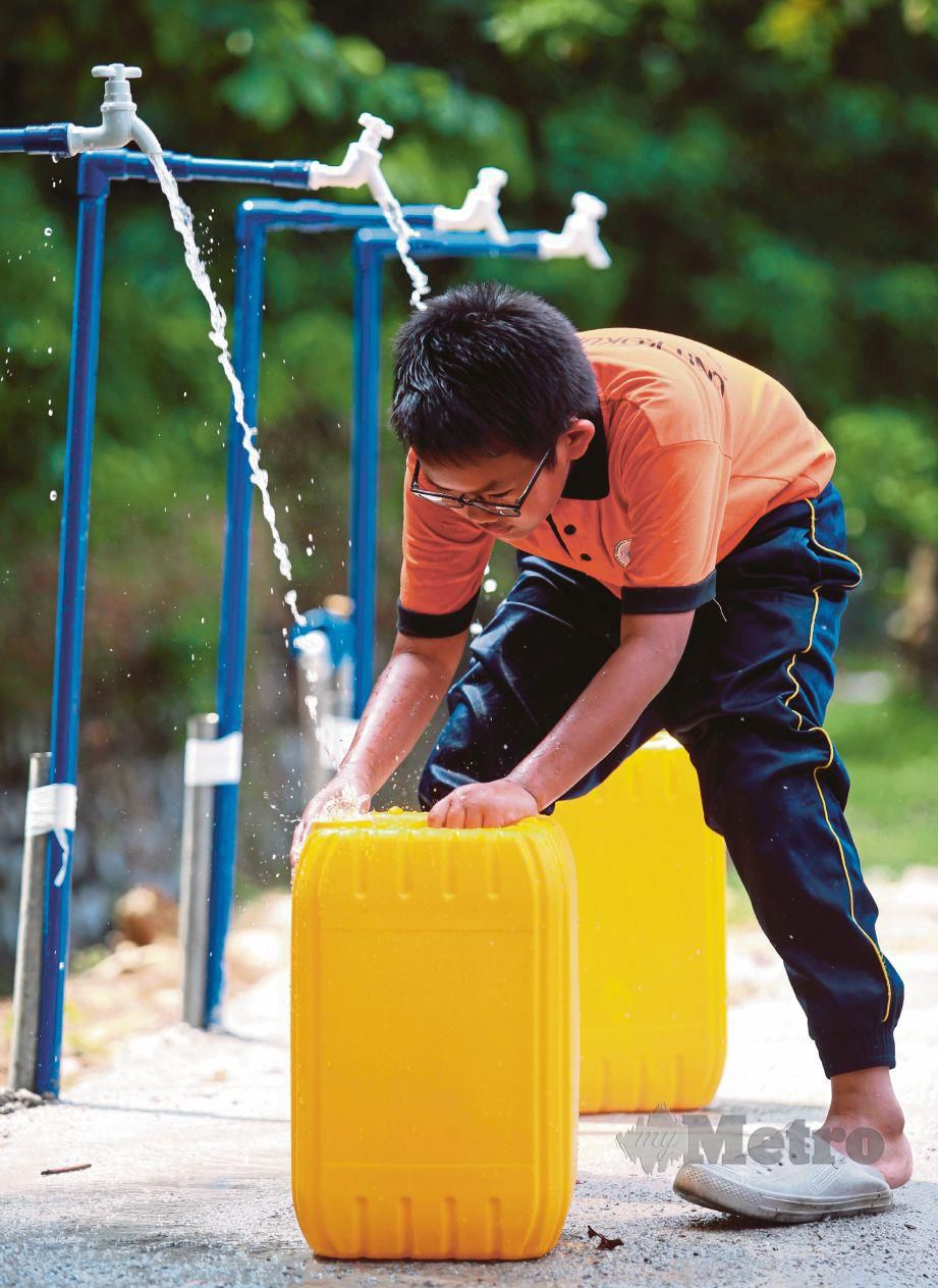 SEORANG remaja mengisi air di pili awam yang disediakan Air Selangor di Seksyen 16, Shah Alam. 