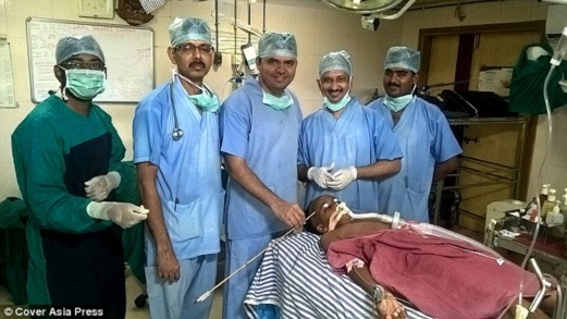 DR Jeevan (tengah) bersama pasukan yang membantunya.