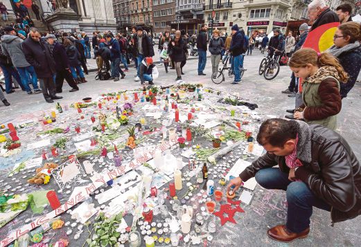 ORANG ramai berkumpul dan memberi penghormatan terakhir kepada mangsa serangan bom di Brussels, semalam.