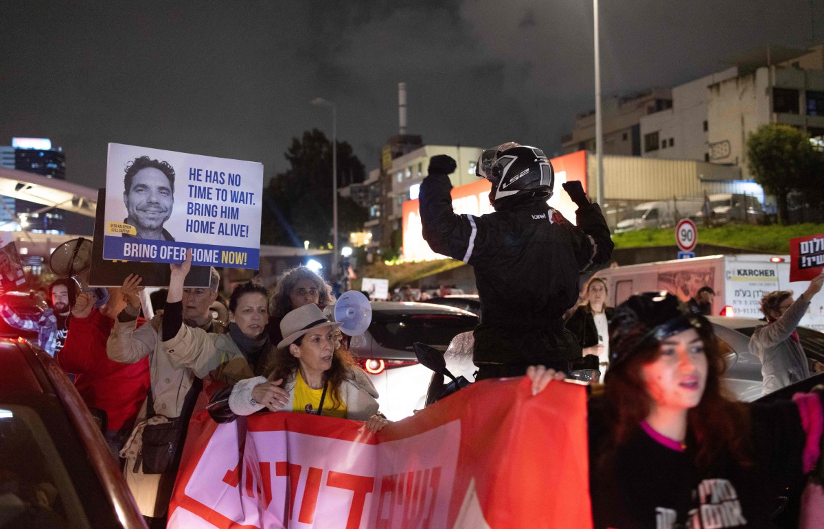 WANITA berhimpun di Tel Aviv, menuntut kerajaan Israel segera melakukan perjanjian membebaskan tahanan yang diberkas Hamas. FOTO AFP.