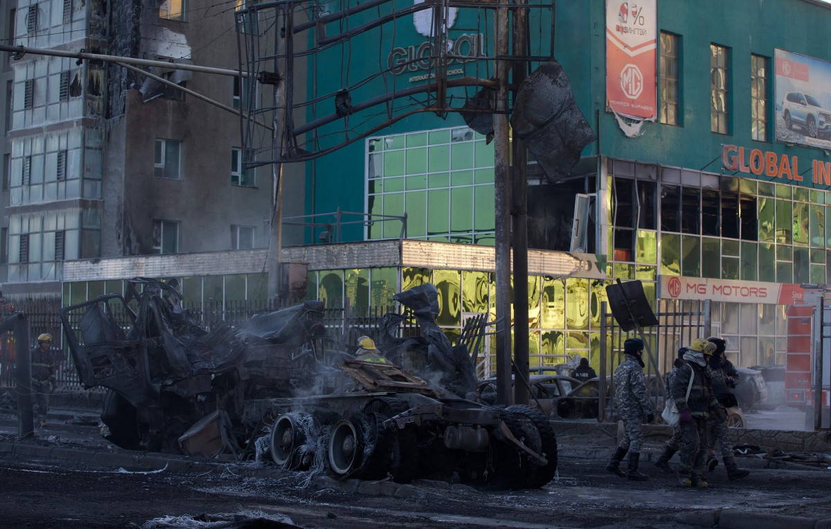 BOMBA dan polis berjalan berhampiran sisa kemalangan yang mengakibatkan berlaku letupan besar di Ulaanbaatar. FOTO AFP.