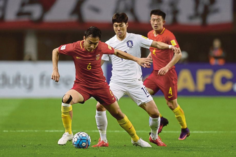PEMAIN China diasak pemain Korea Selatan (tengah) ketika aksi kelayakan Piala Dunia 2018.