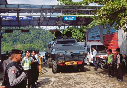 SEBUAH  kereta perisai polis membawa wanita Filipina, Mary Jane Veloso, tiba di Cilacap sebelum ke penjara Nusakambangan, semalam.