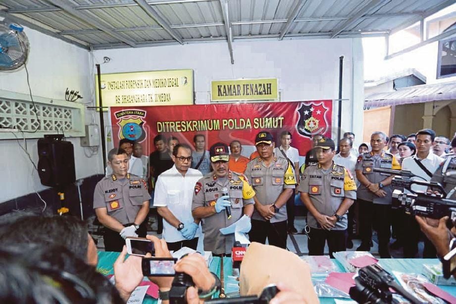 KETUA Polis Sumatera Utara, Agus Andriyanto menunjukkan bahan bukti berkaitan kes pembunuhan tiga sekeluarga berkenaan dalam satu sidang media baru-baru ini. - Agensi