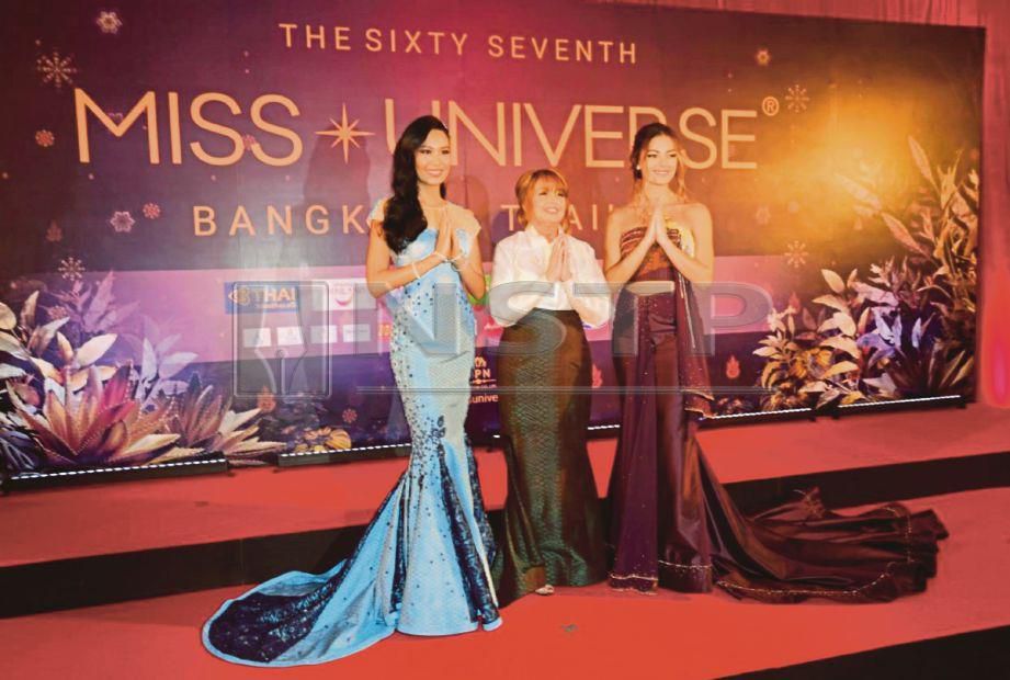 RATU Cantik Miss Universe Thailand 2018, Sophida Kanchanarin (kiri) memakai memakai gaun berwarna biru rekaan Puteri Sirivannavari Nariratana. - Agensi