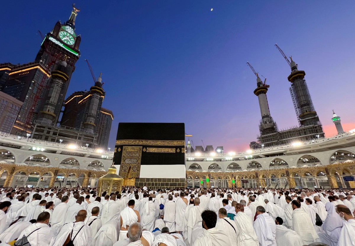 JEMAAH haji menunaikan umrah sebaik tiba di Makkah untuk menunaikan haji. FOTO Reuters.