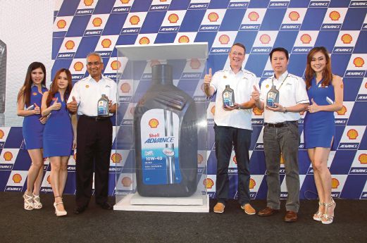 AZMAN (tiga dari kiri) pada majlis pelancaran  Shell Advance Malaysian Motorcycle Grand Prix, semalam.